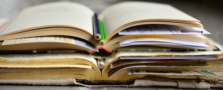 Livres ouverts et crayons